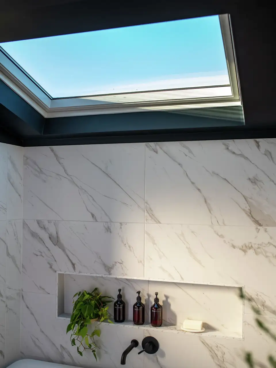 Ingebouwd nisje in de muur van een moderne kleine badkamer