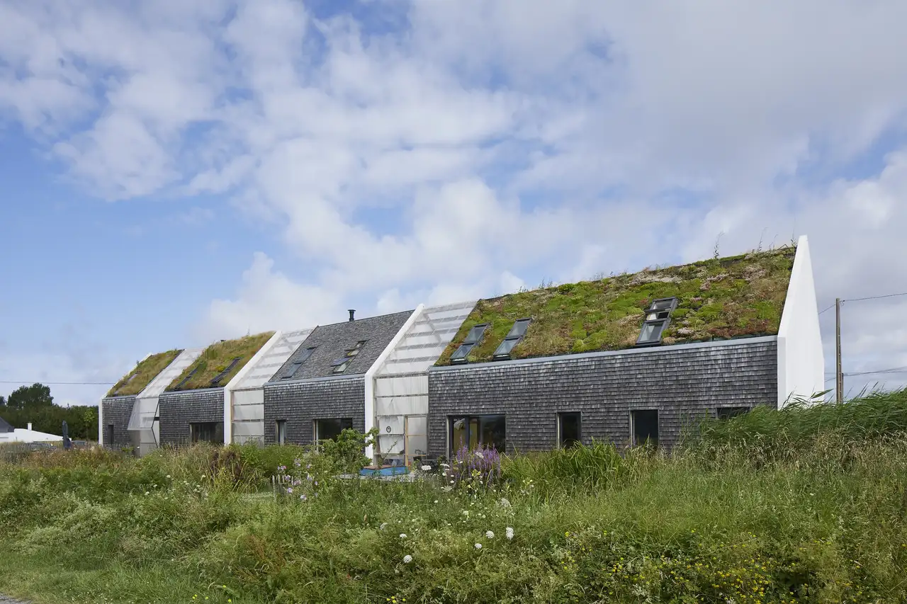 Casa con tetti verdi e finestre per tetti VELUX.