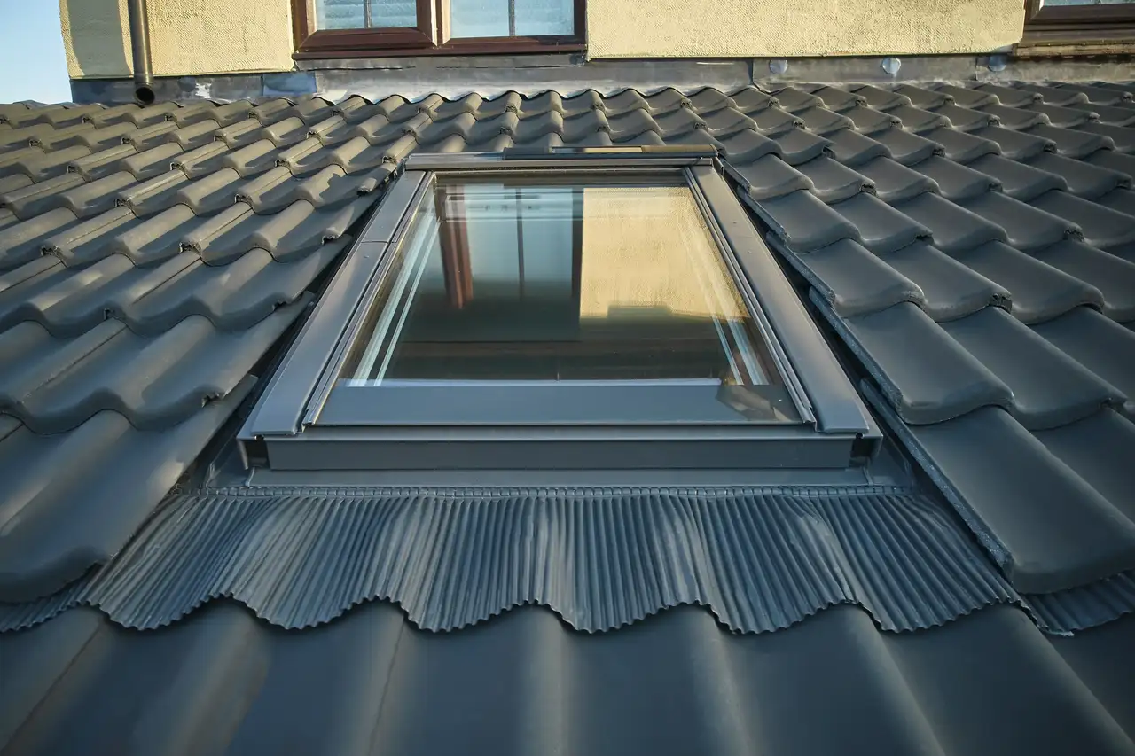 Finestra per tetti VELUX con alimentazione solare vista dall’esterno 