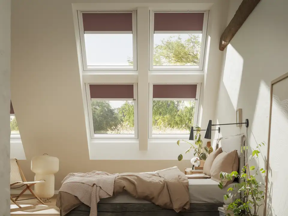 chambre avec combinaison de quatre fenêtres de toit VELUX équipées de stores occultants