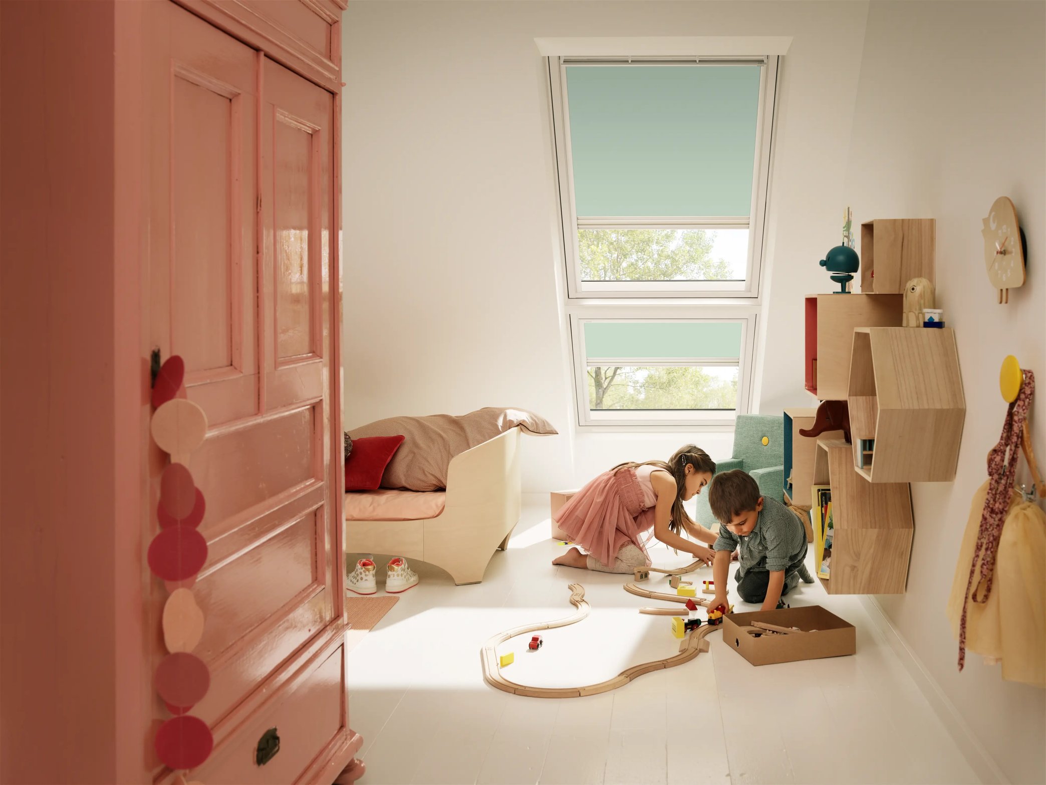 VELUX DUO verduisterend rolgordijn plus plissé, Colour by You turquoise, gemonteerd in moderne dakramen. 