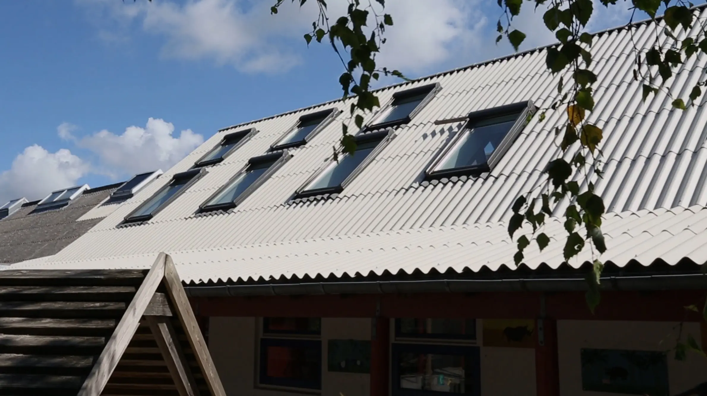Moderna zgrada s metalnim krovom i VELUX potkrovnim prozorima