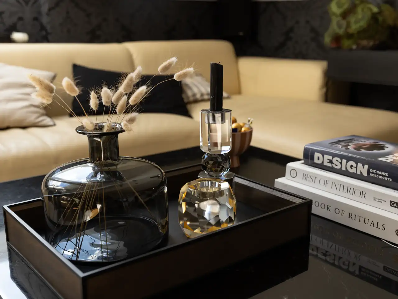 Elegante decorazione da tavolo in bianco e nero con fiori secchi davanti a un paesaggio da salotto | Rivista VELUX