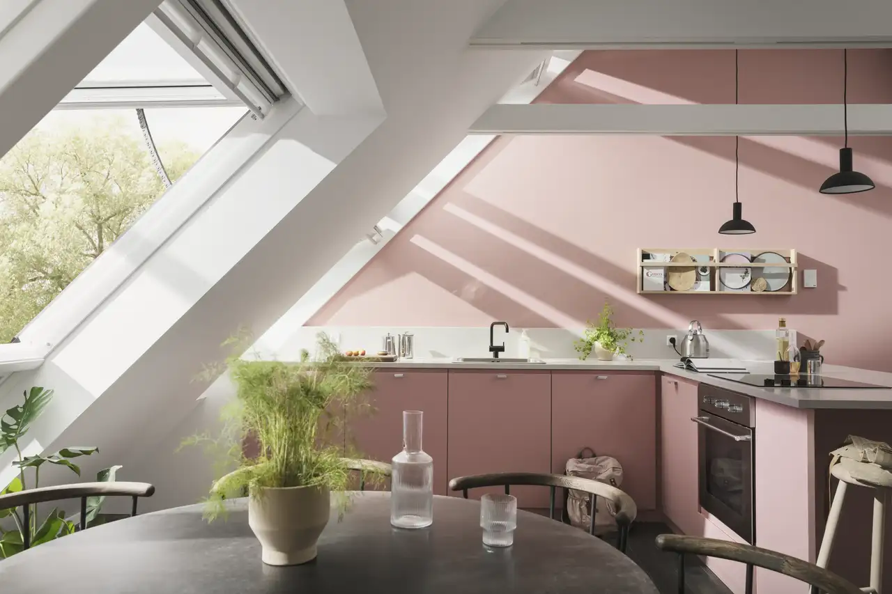 Cuisine équipée d’une grande fenêtre de toit VELUX ouverte pour ventiler l’espace.