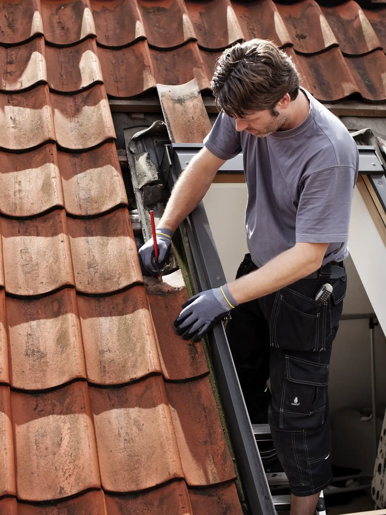 Dachdecker ergänzt Dacheindeckung nach Dachfenster-Einbau | VELUX Magazin