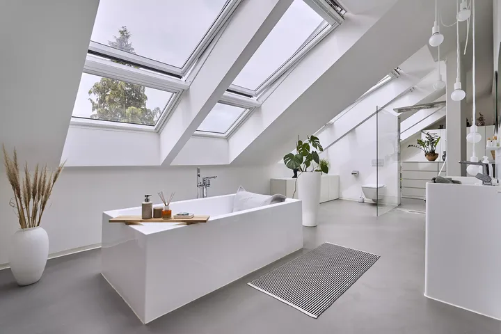 Weißes Badezimmer mit freistehender Badewanne unter Dachfensterkombination | VELUX Magazin