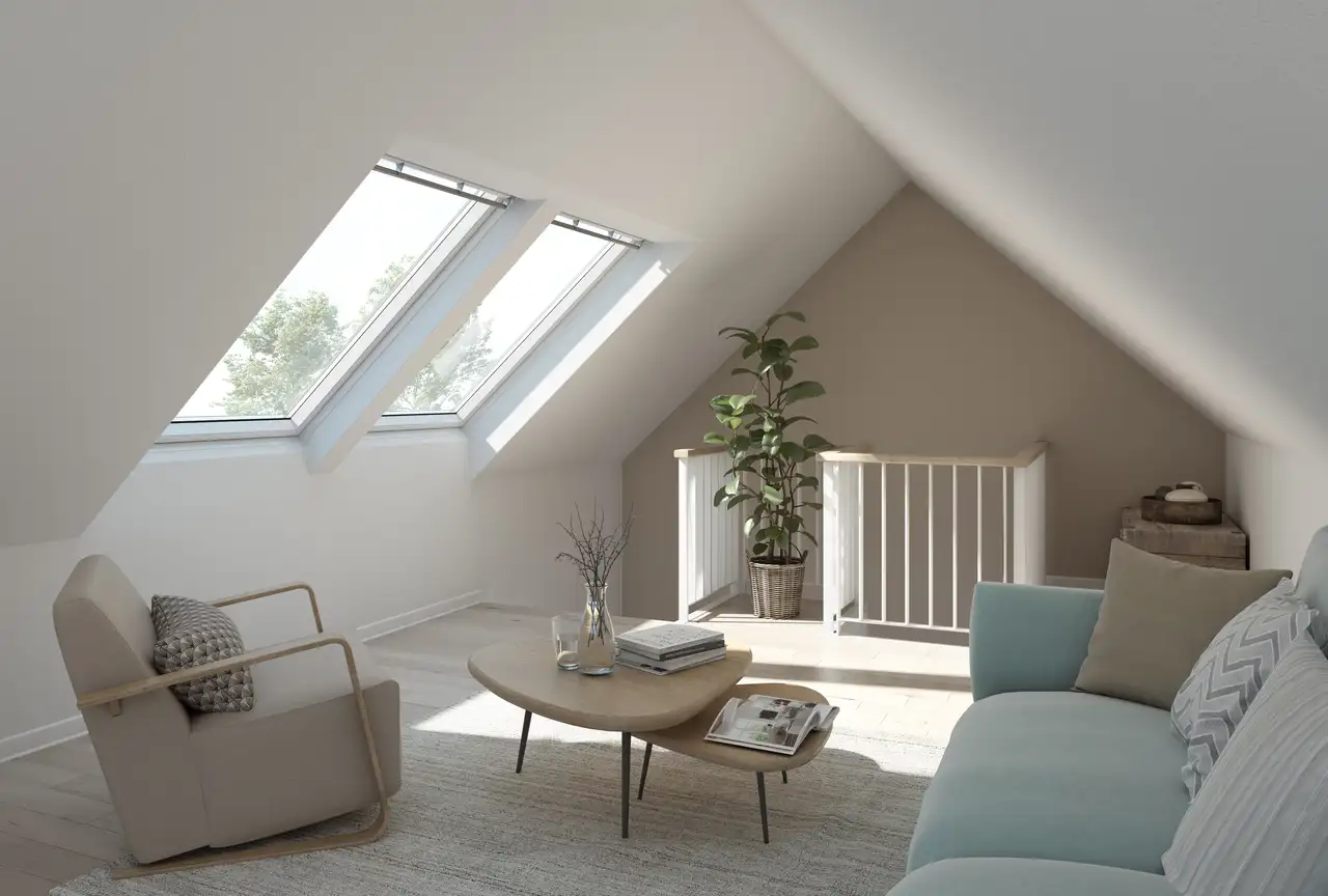 Mansarda luminosa con finestre per tetti VELUX, falde interne bianche e parete verticale beige.