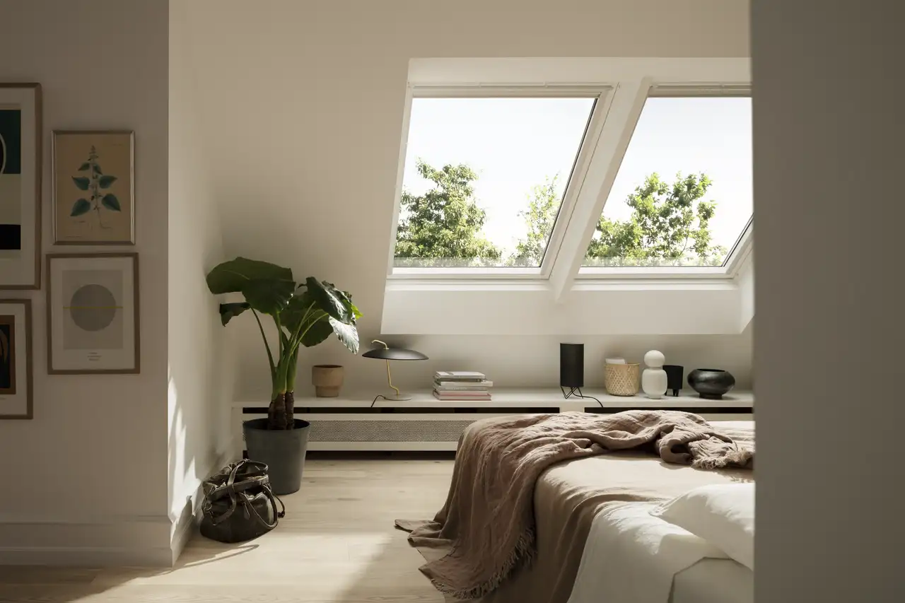 Spálňa, osvetlená slnečným žiarením cez okná VELUX.