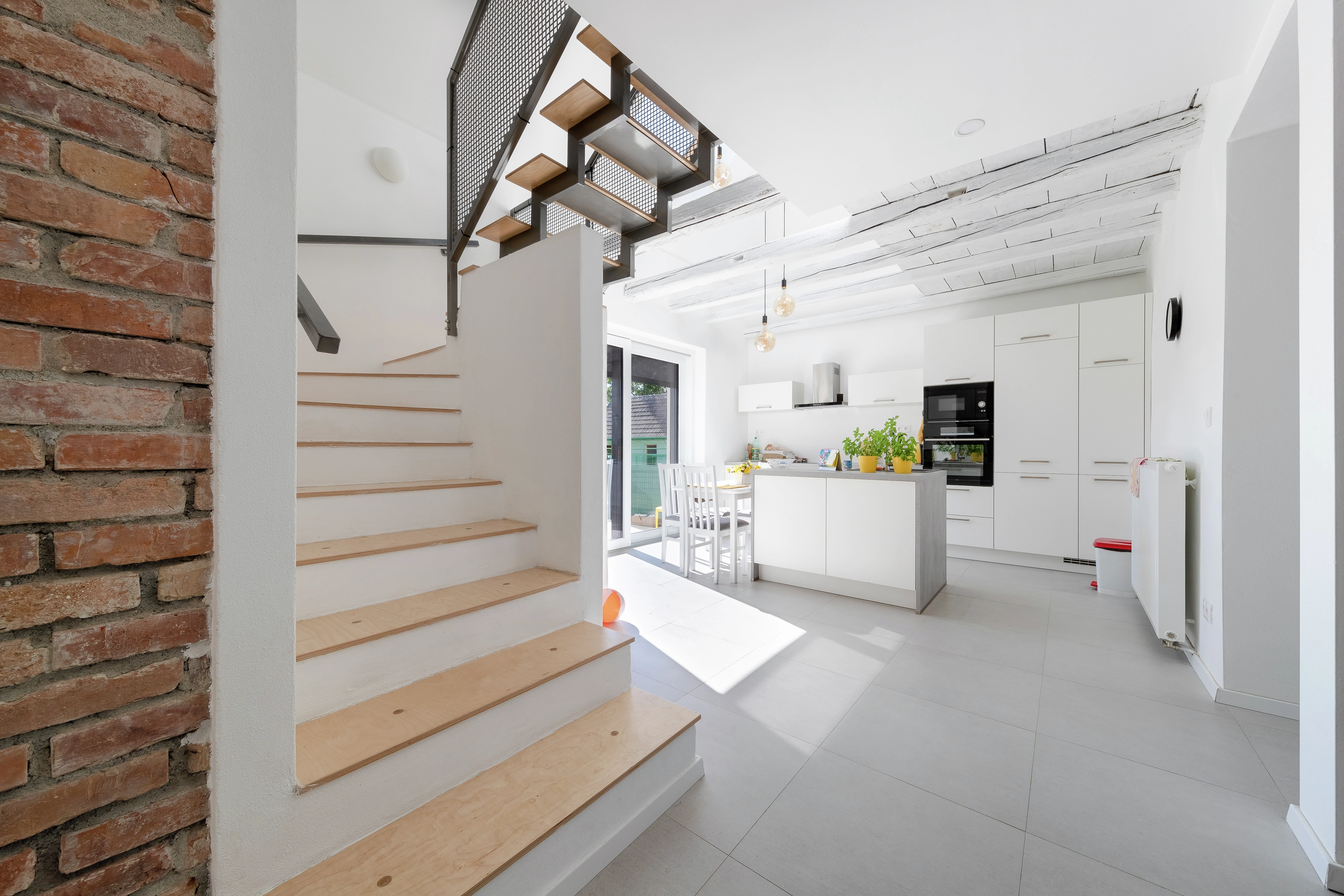 Pridaním strešných okien VELUX získala kuchyňa denné svetlo aj zhora