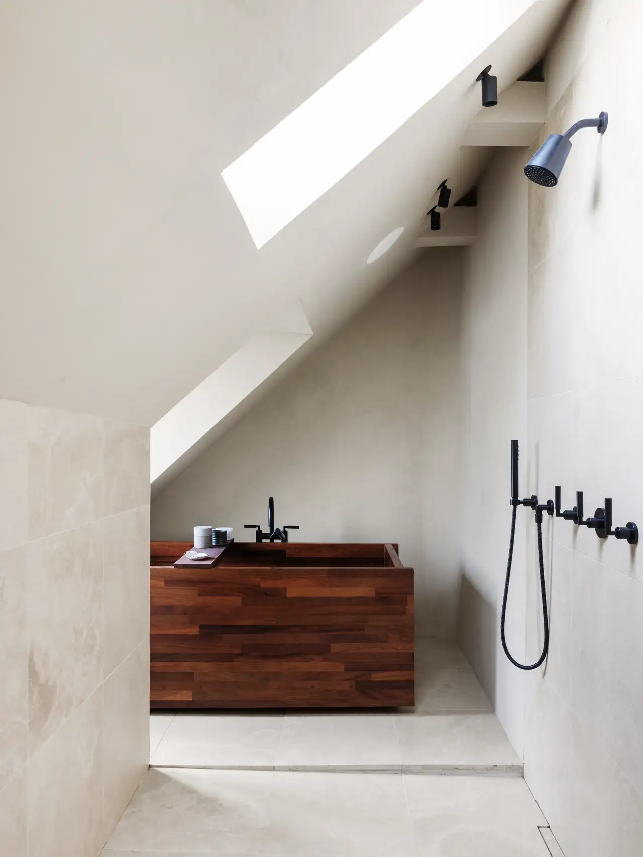 Vasca da bagno effetto legno posizionata direttamente sotto il tetto spiovente | Rivista VELUX