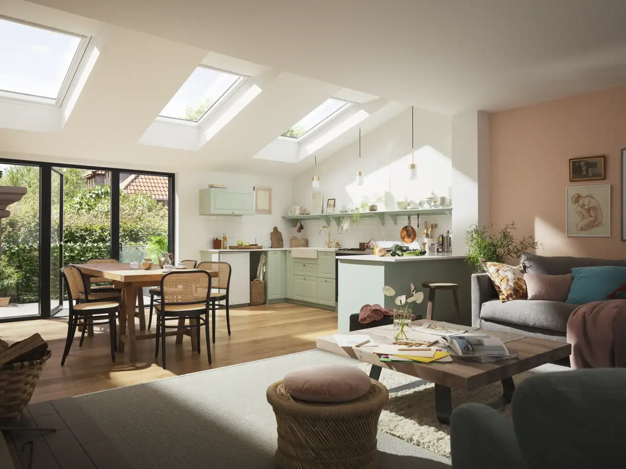 Open space rétro éclairé par la lumière naturelle provenant de fenêtres de toit VELUX.