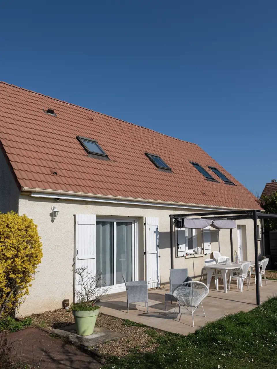 Maison avec toit à deux pans incliné et fenêtres de toit VELUX