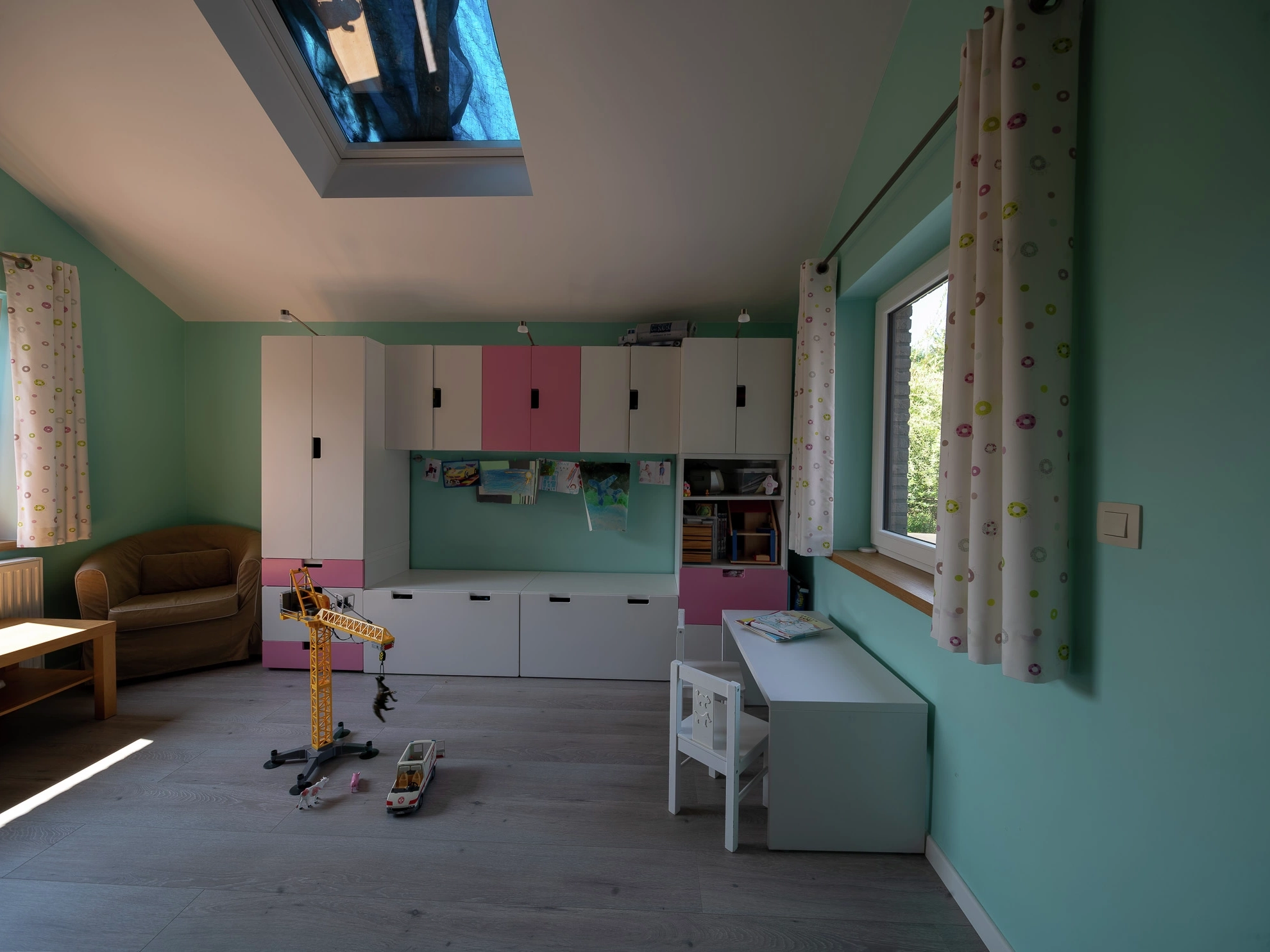 Speelkamer tijdens en na de plaatsing van het VELUX dakvenster