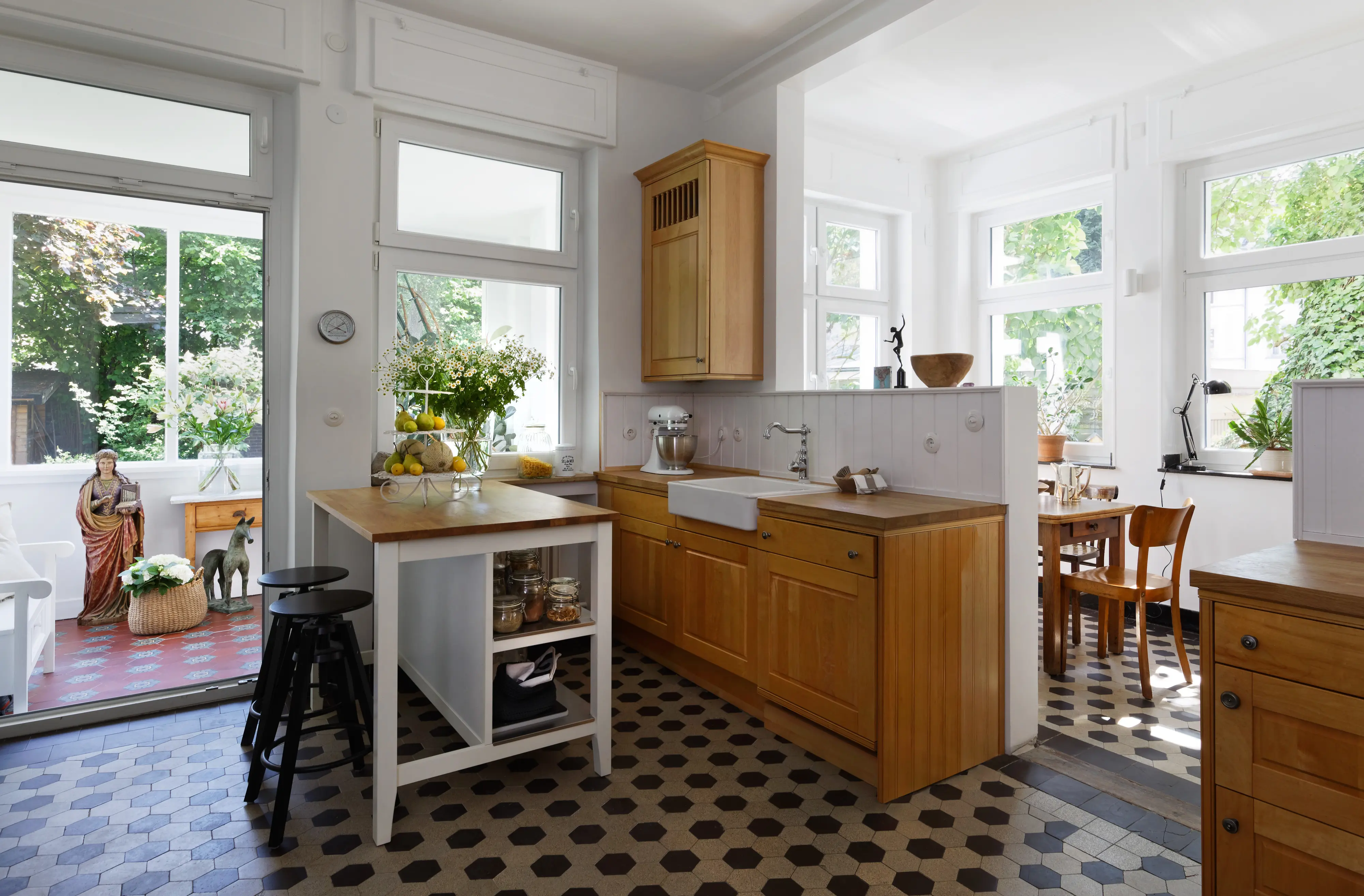 Rustikale Einbauküche im Landhausstil mit hellen Fensterfronten | VELUX Magazin