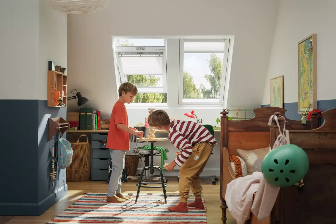 Zwei Kinder spielen Yenga im Kinderzimmer mit Dachfenster | VELUX Magazin