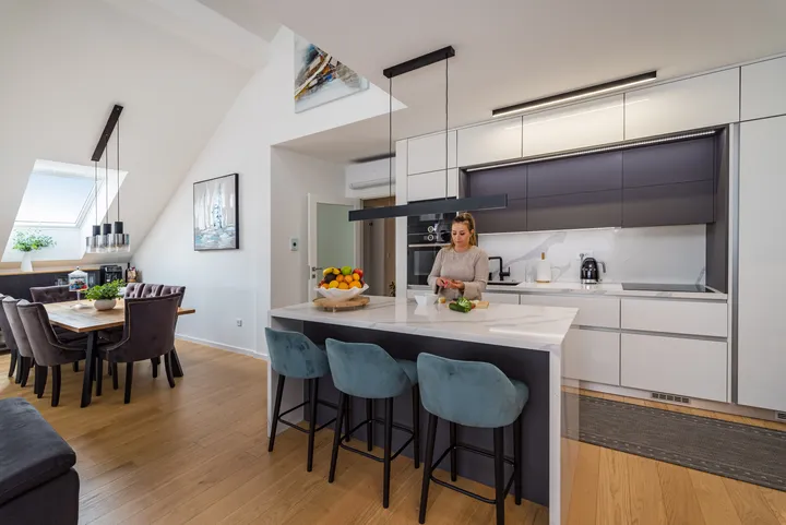 Модерна кухня с остров и трапезария, покривен прозорец VELUX.