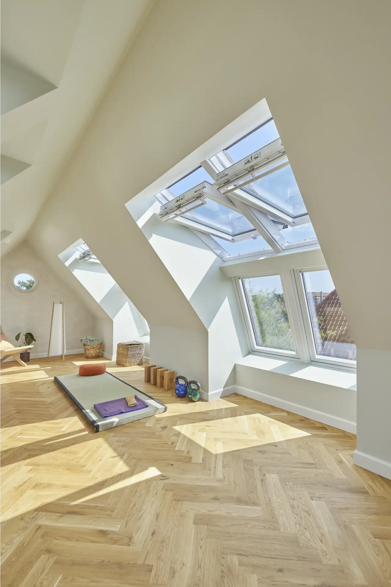 Sottotetto con grandi finestre per tetti, tappetino da yoga e attrezzi sportivi | Rivista VELUX