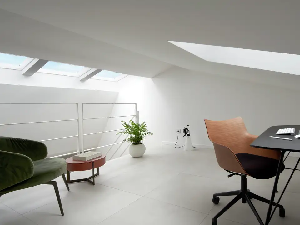 Bureau équipé du système de fenêtres intelligentes VELUX Active