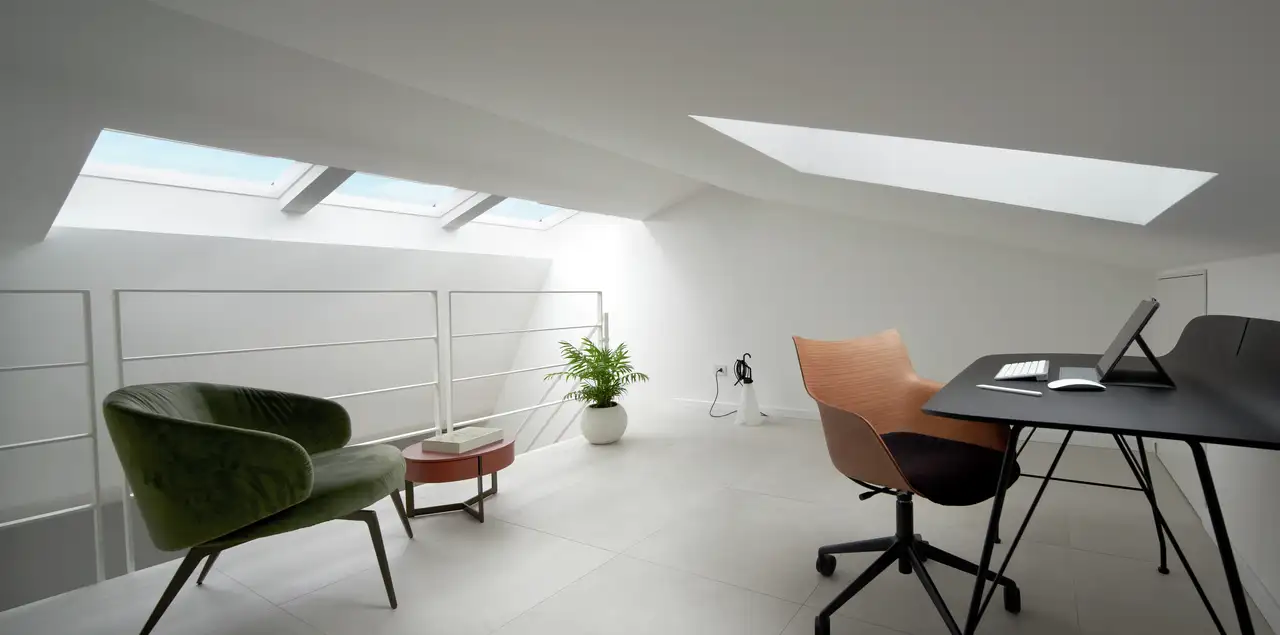 bureau sous les toits équipé de fenêtres de toit VELUX