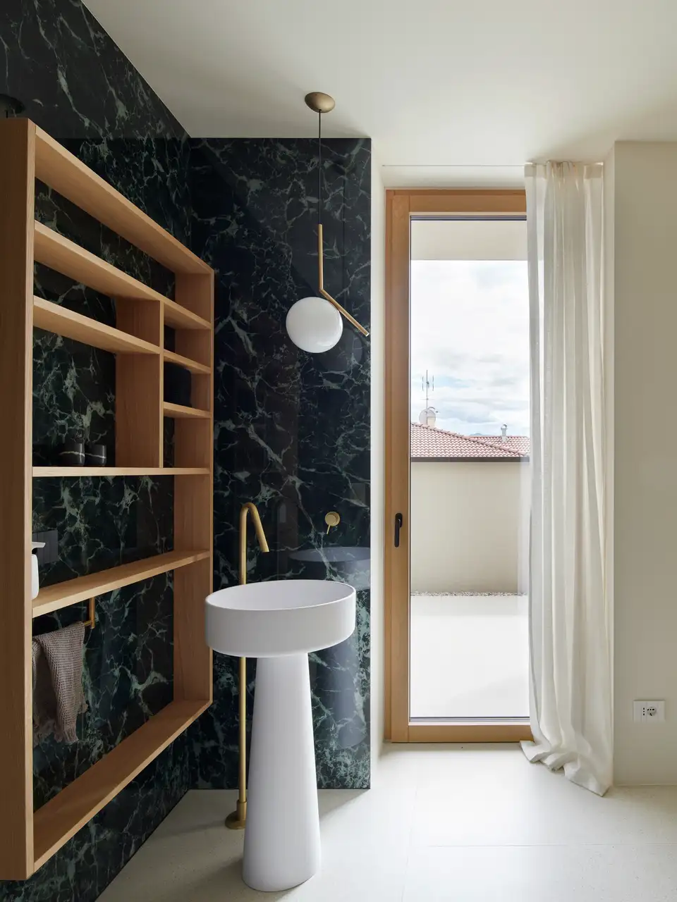 meuble minimaliste à la maison, salle de bain minimaliste avec étagères ouvertes
