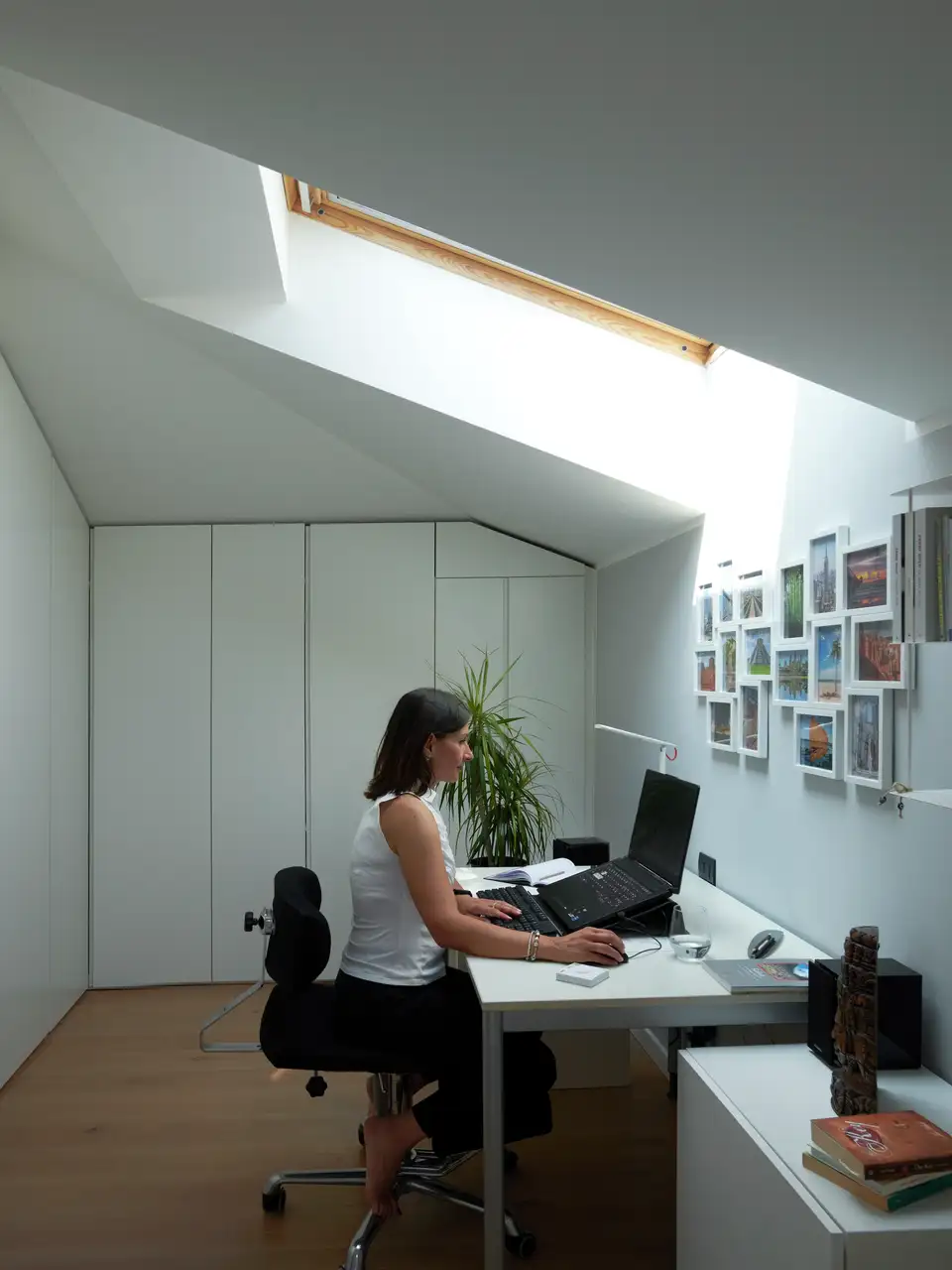jeune femme travaillant à son bureau maison