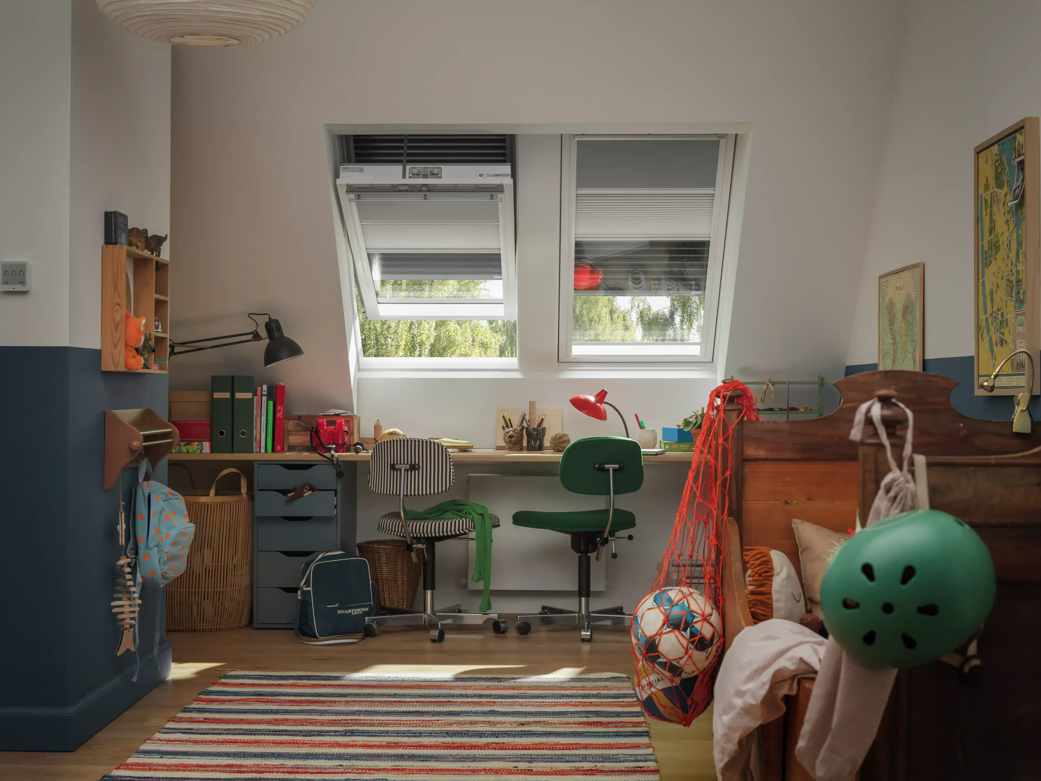 Chambre d'adolescent avec bureau d'étude, fenêtre VELUX et décoration colorée.