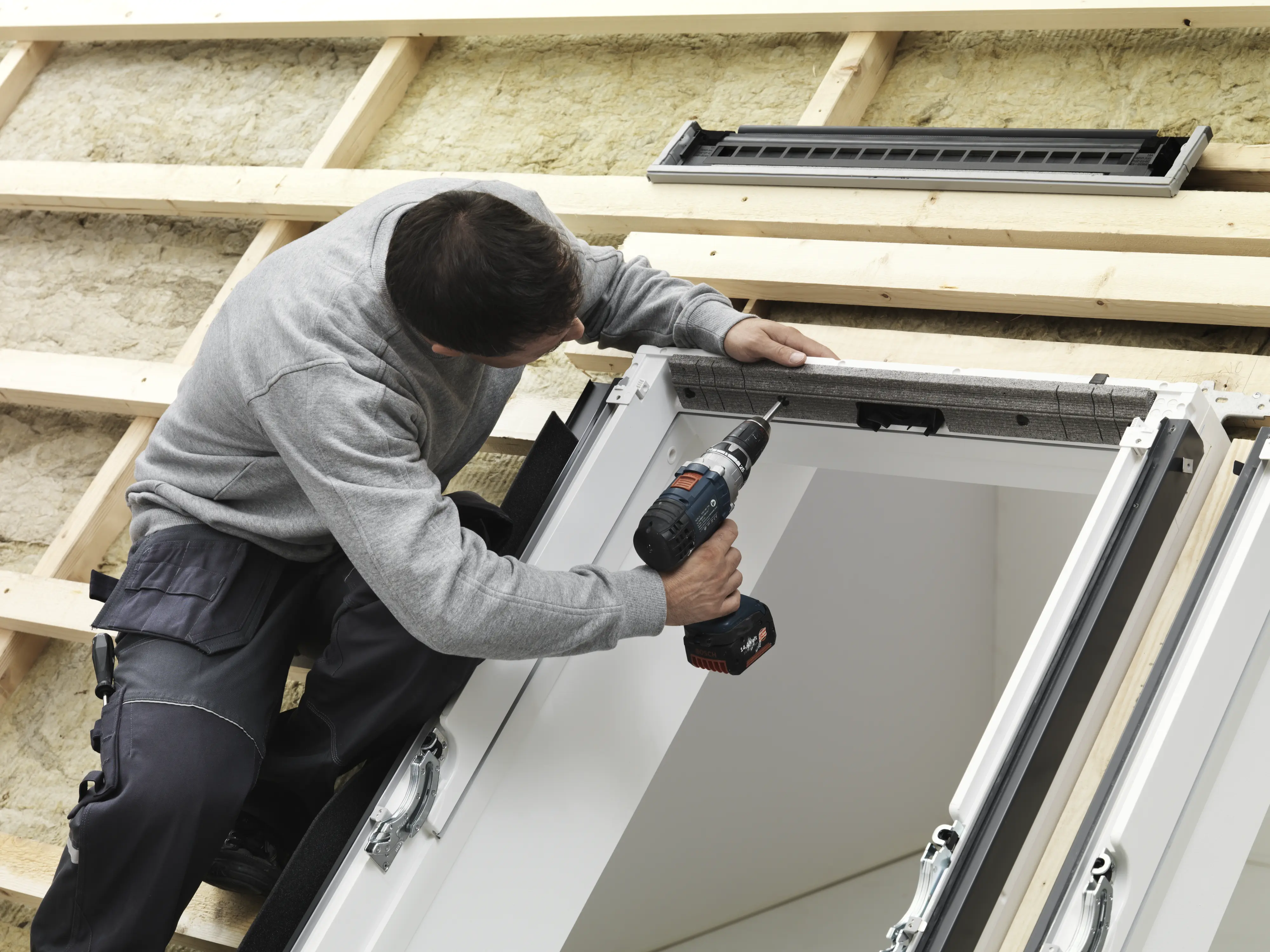Montáž strešného okna Velux zverte odborníkom.
