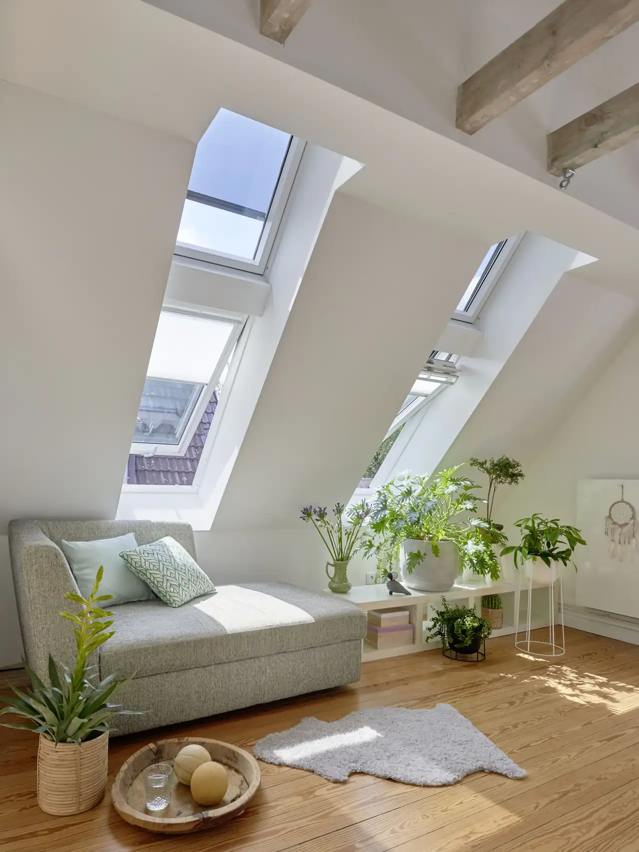 Salon sous combles avec quatre fenêtres de toit en enfilade
