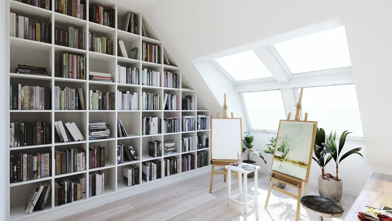Lichte werkruimte op een zolder, uitgerust met een Espace-veranda, een op maat gemaakte boekenkast en schildermaterialen 