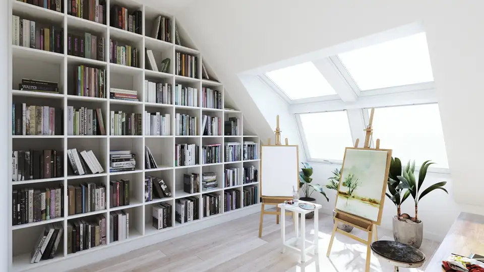 Fenêtres VELUX combinées avec deux fenêtres de toit et deux verticales dans un salon mansardé