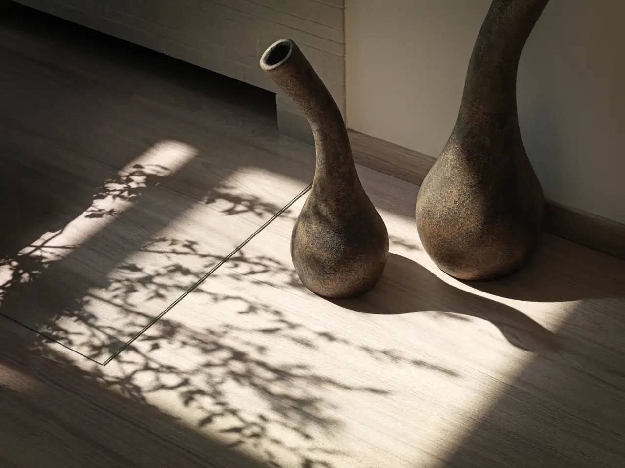Organisch geformte, dunkle Vasen im Lichtspiel | VELUX Magazin