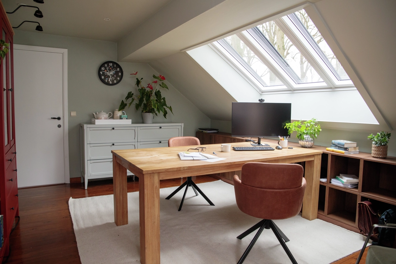 Bureau sous combles éclairé par une verrière VELUX