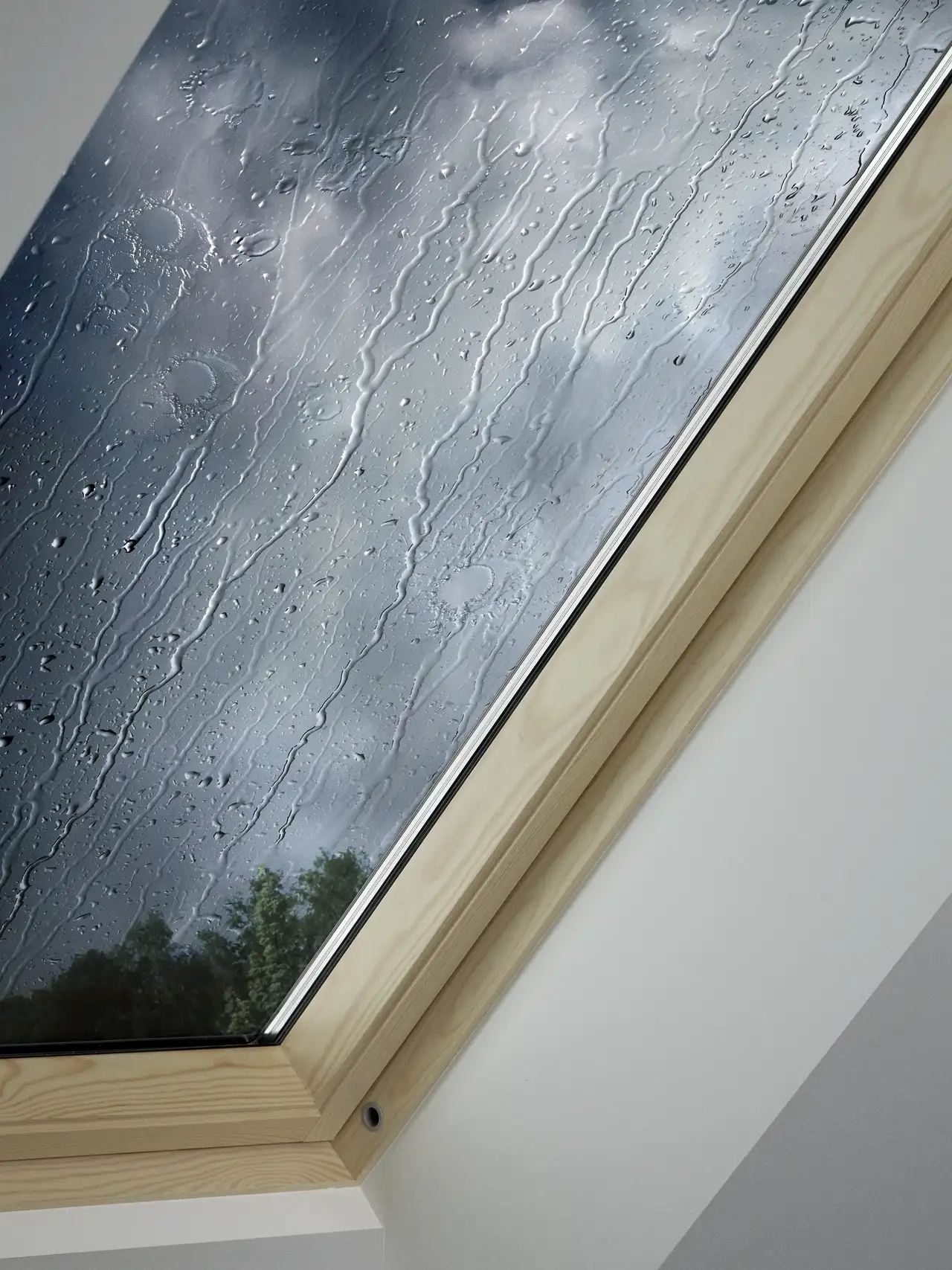 La pioggia rimbalza sulle finestre per tetti con telaio in legno | Rivista VELUX