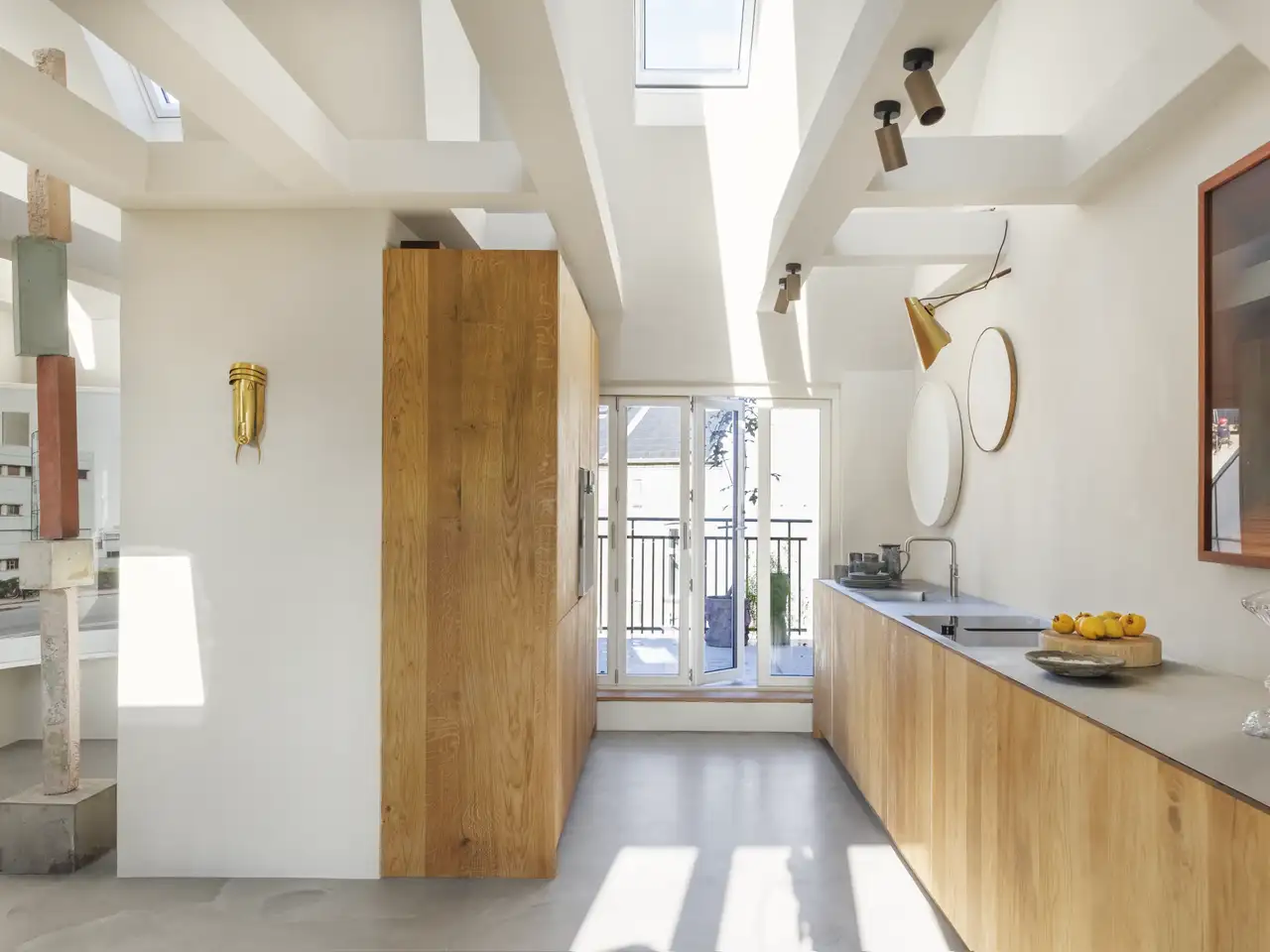 Dopo: ambiente aperto e luminoso con tetto spiovente e accesso al balcone | Rivista VELUX