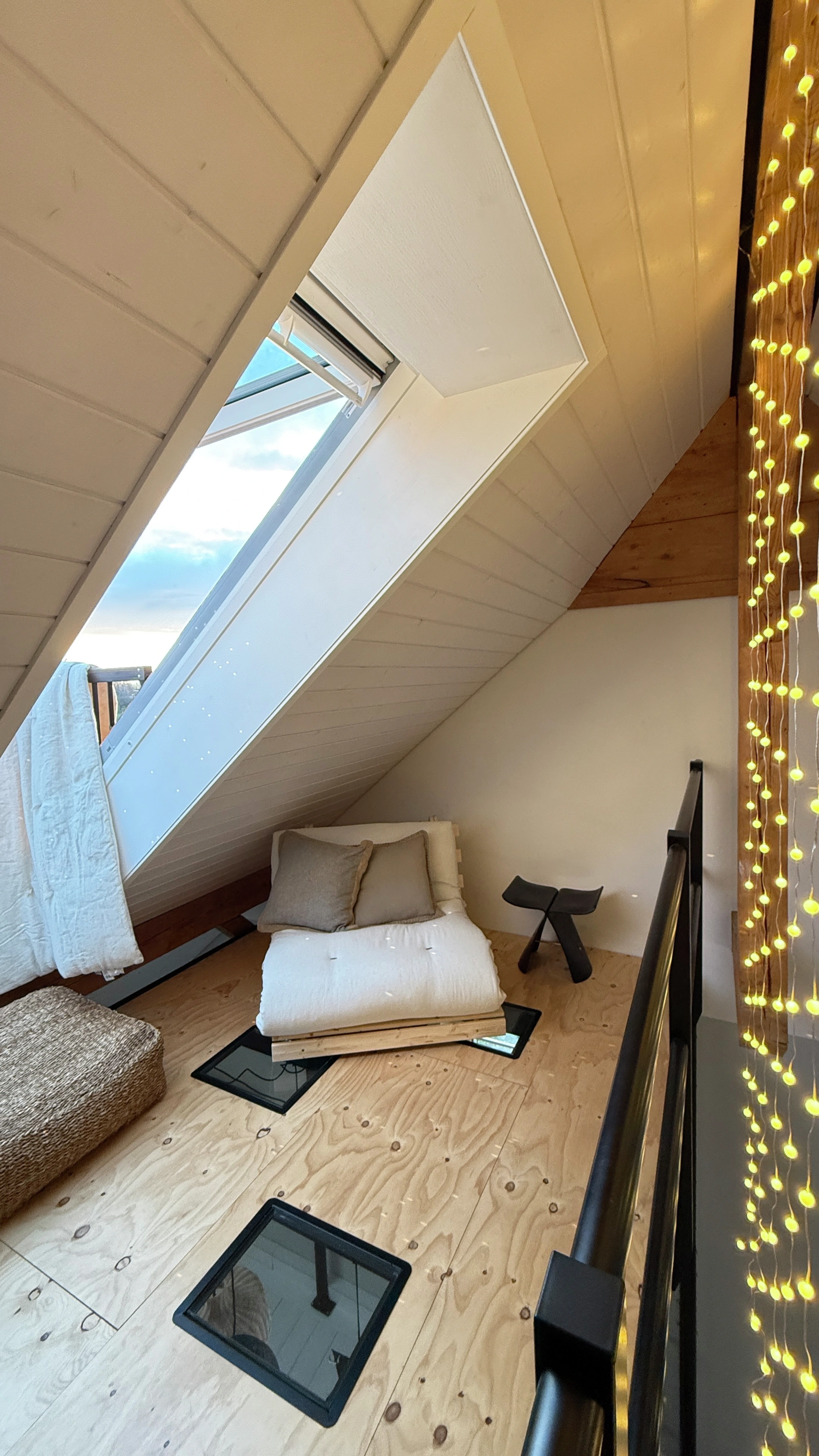 Prezračevanje mansarde z odprtim strešnim oknom VELUX pozimi.