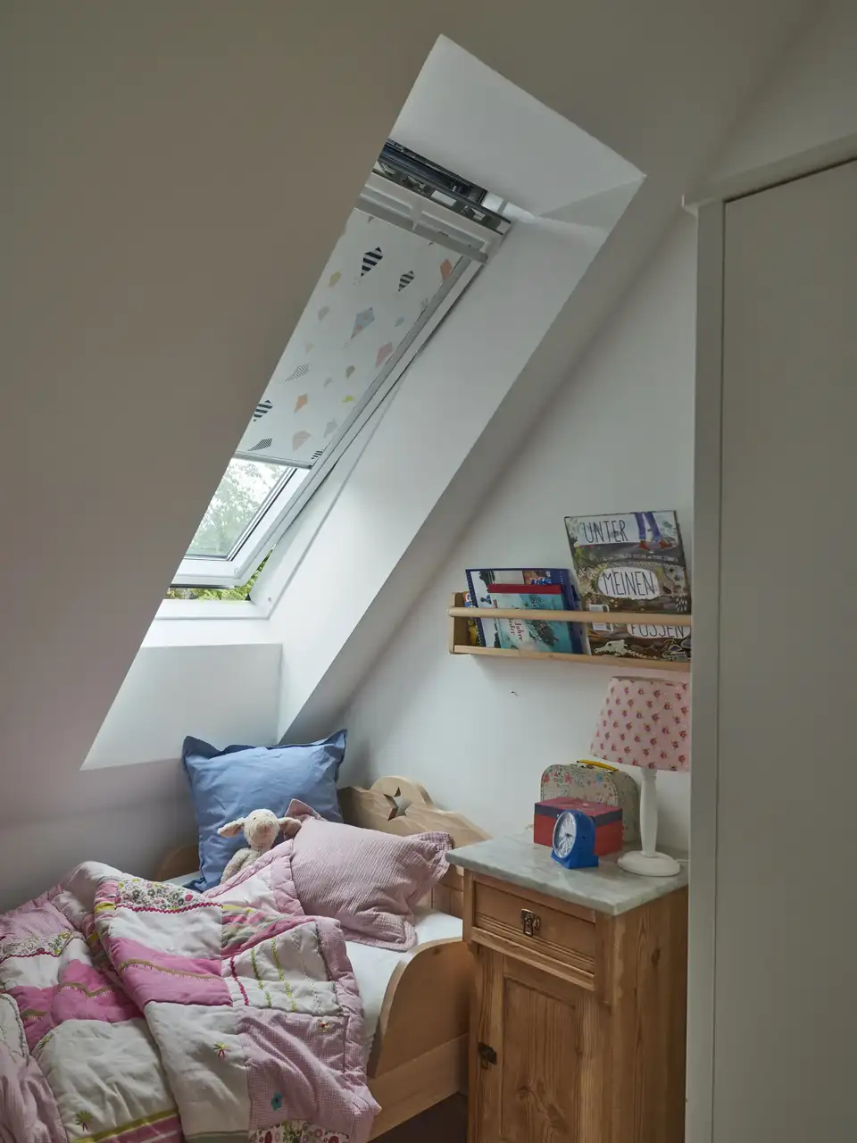 Chambre d'enfant lumineuse avec des fenêtres de toit