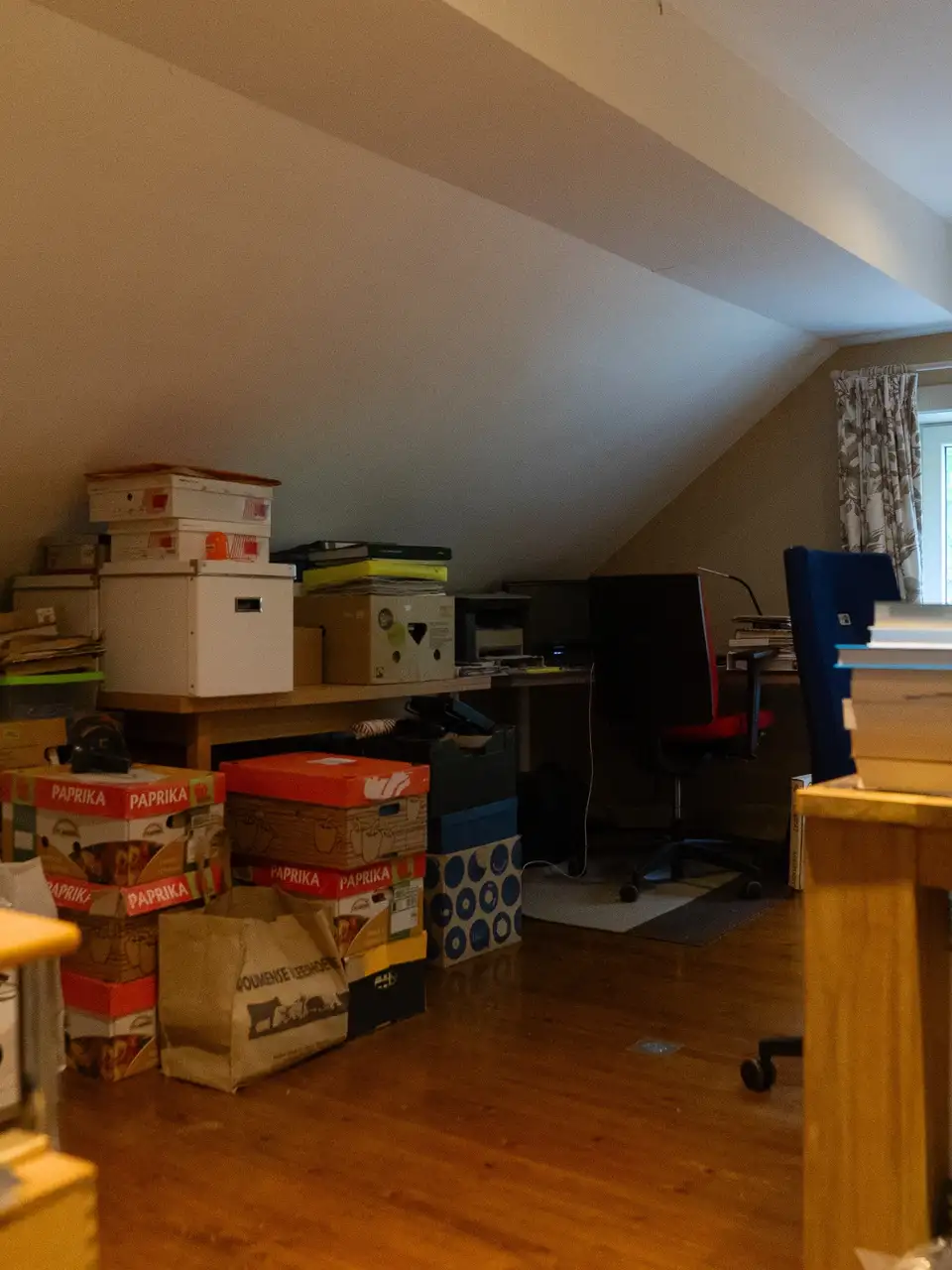 Zolder vóór de renovatie met weinig daglicht