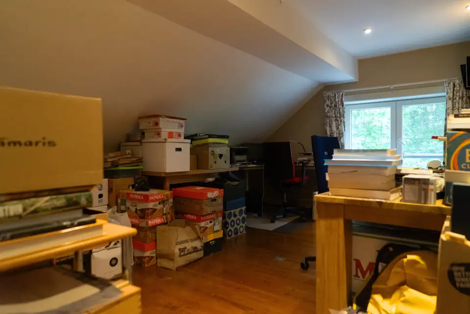 Combles avant rénovation avec faible lumière naturelle
