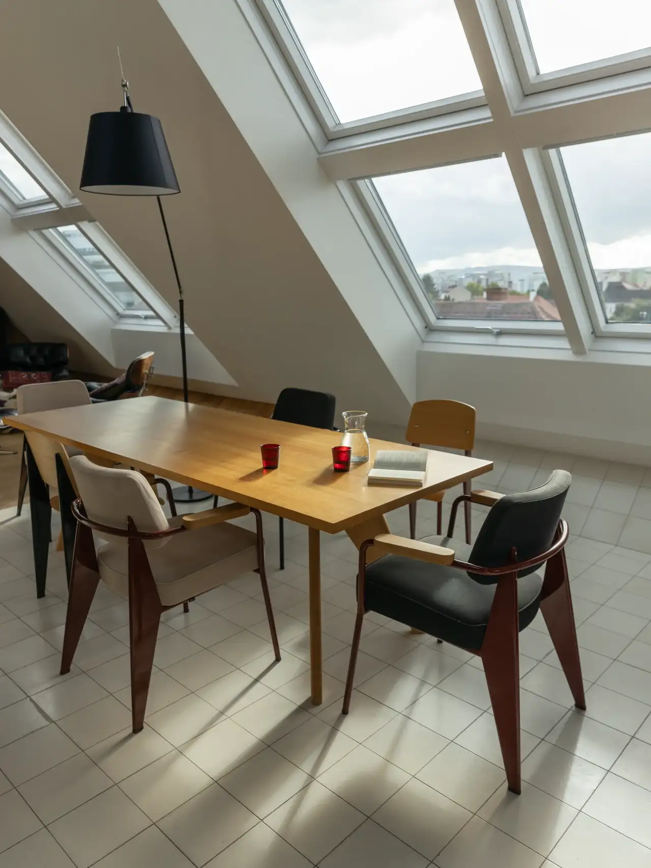 Il tavolo da pranzo in legno è illuminato dalla luce del sole | Rivista VELUX