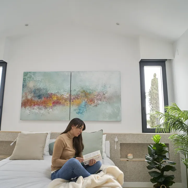 Un dormitorio que desprende luz y calma