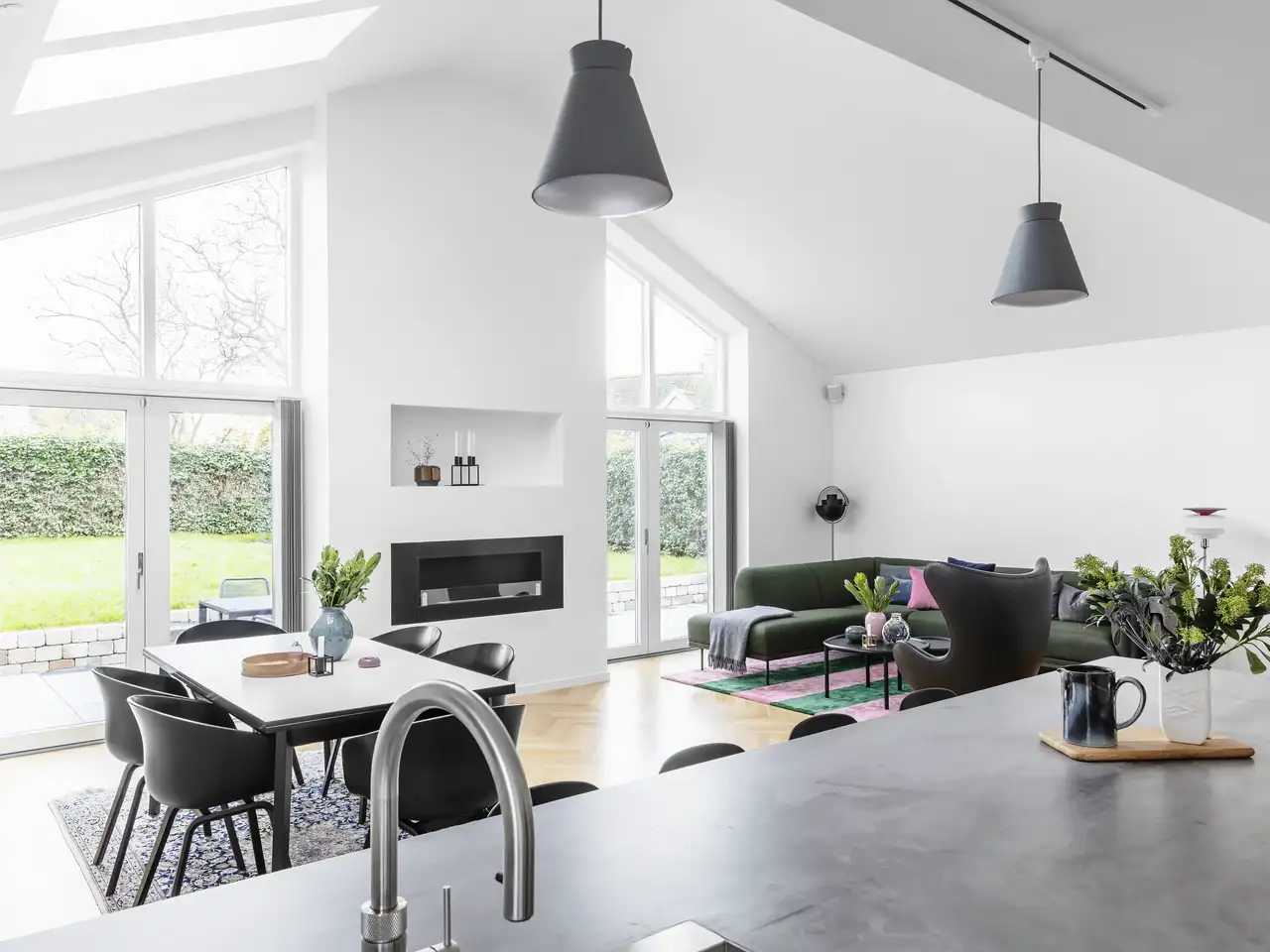 Salon et salle à manger ouverts et lumineux avec une pente de toit | Magazine VELUX