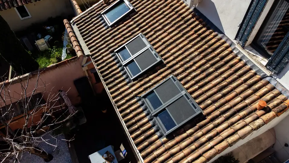Toiture à un pent avec fenêtres de toit et stores extérieurs anti-chaleur VELUX