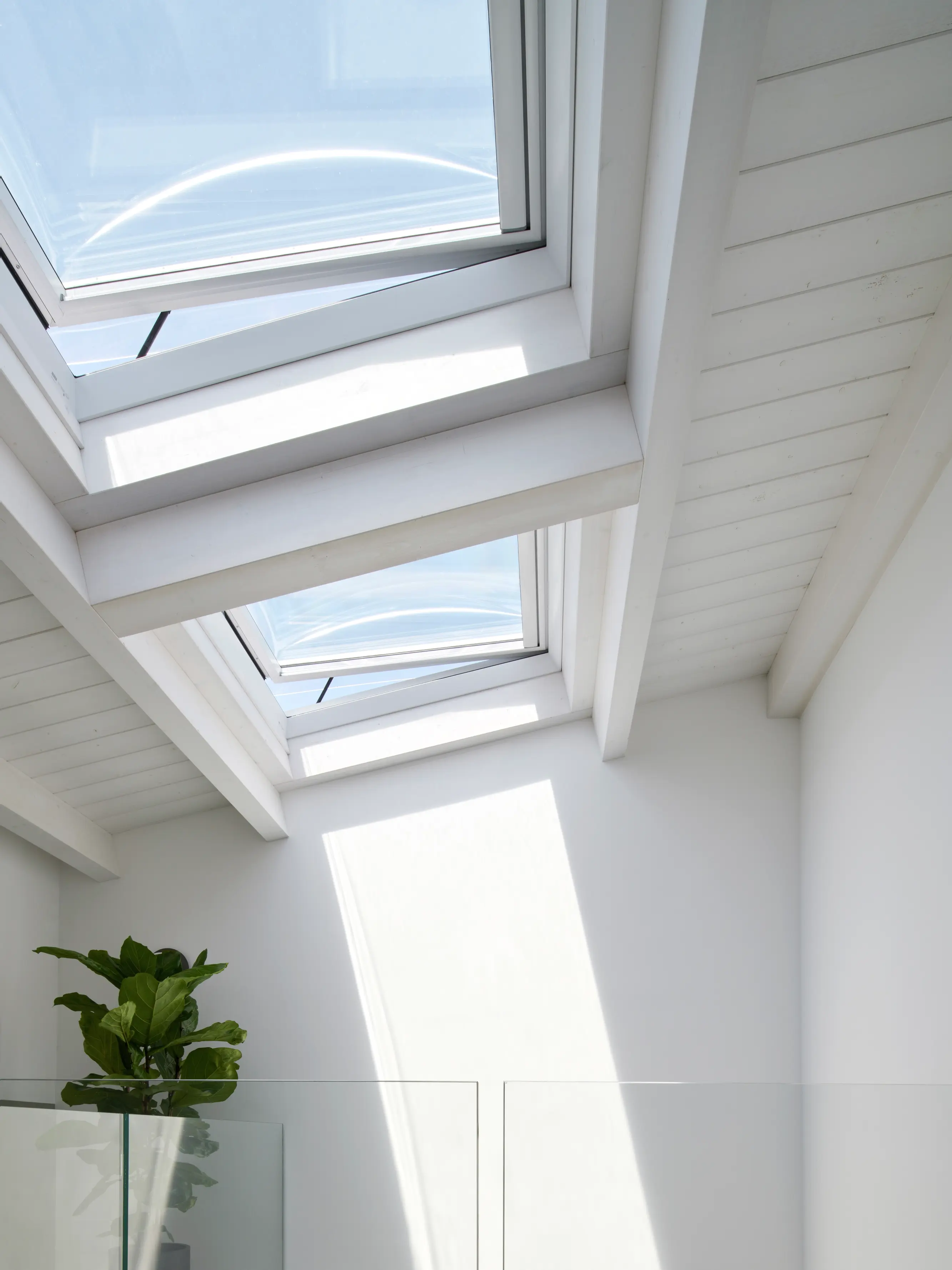 Finestra per tetti VELUX su tetto in tegole sopra finestre moderne con doppio vetro.