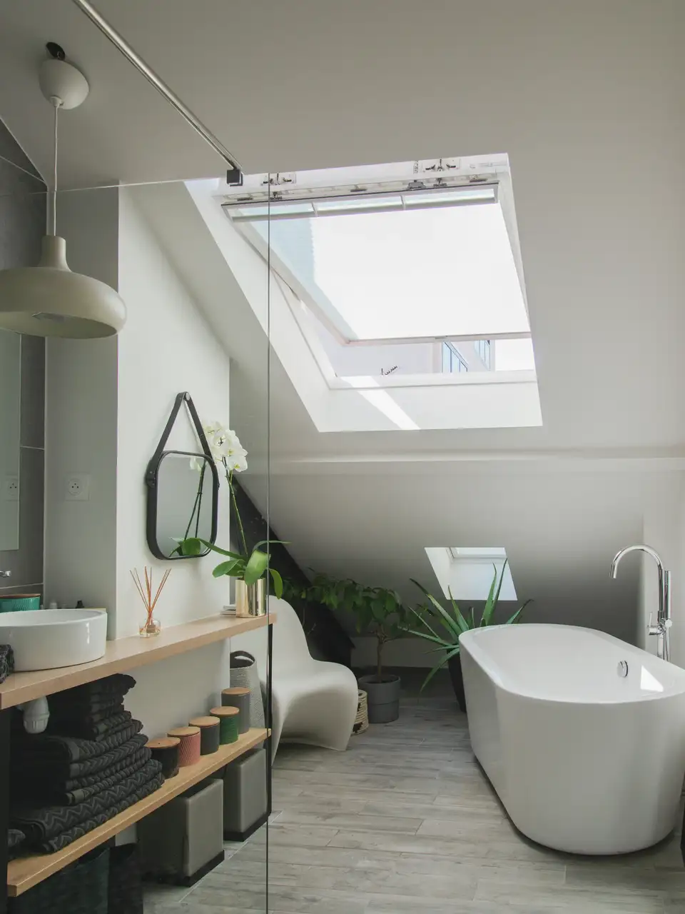 Idée petite salle de bain : 7 astuces pour gagner de la place avec style