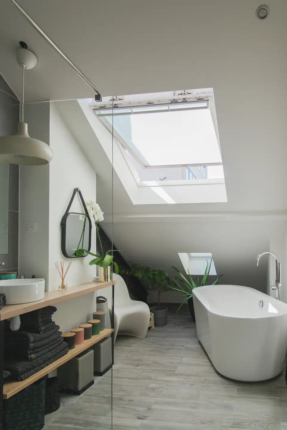 Open VELUX dakvenster in een badkamer onder het dak 
