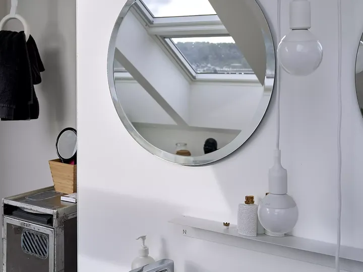 Waschtisch mit Spiegel unter einem Dachfenster | VELUX Magazin