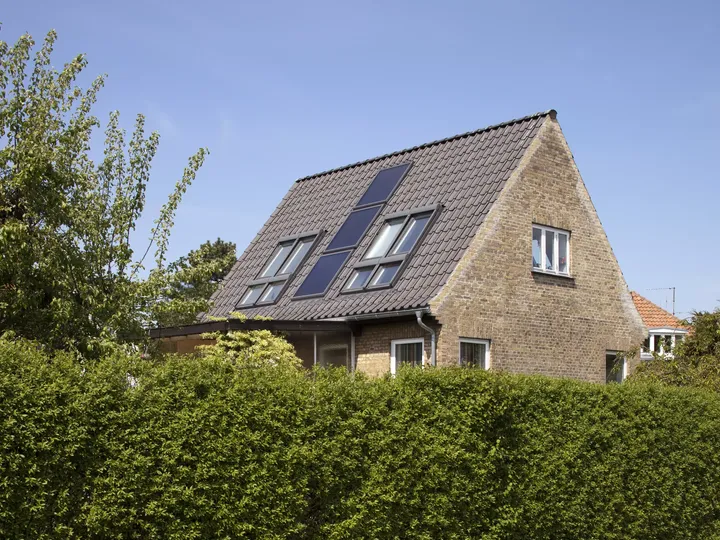 Einfamilienhaus mit VELUX Dachflächenfenstern inmitten von Grünanlagen