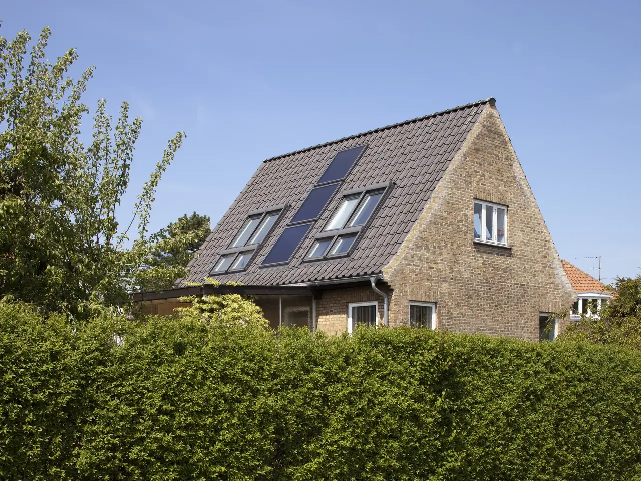 Piccolo impianto fotovoltaico sul tetto di una casa indipendente | Rivista VELUX