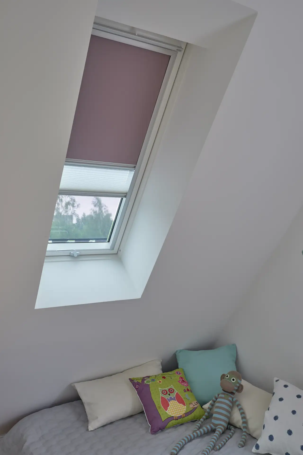 Verdunkelungsrollo und Plissee für Dachfenster im Kinderzimmer | VELUX Magazin
