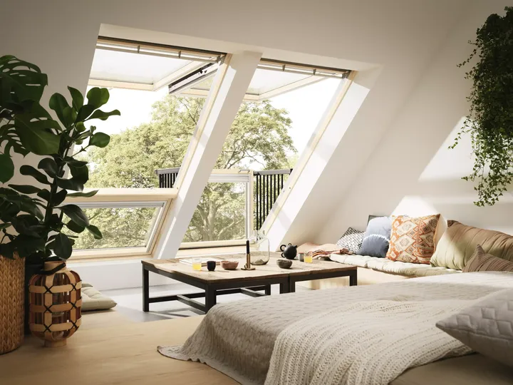 Gemütlich eingerichtetes Wohnzimmer mit zwei VELUX Dachbalkonen | VELUX Magazin